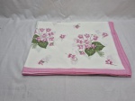 Toalha de mesa retangular com flores amarelas.  Medindo 180cm x 150cm. Peça com marcas de guardado.