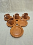 Jogo de 4 xícaras de café em cerâmica crua. Medindo a xícara 5,5cm x 5,5cm de altura.