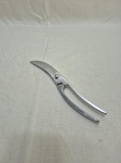 Tesoura para corte de aves em aço inox Mondial. Medindo 25cm de comprimento.