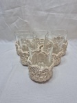 Jogo de 6 copos de suco em vidro com porta copos em crochê. Medindo 7cm x 11cm de altura.