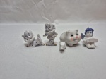 Lote de 5 enfeites diversos em porcelana. Medindo o maior 7cm de altura.