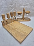 Lote de tábua para queijos com 4 facas em madeira e 2 potes em vidro com suporte e tampa em madeira. Medindo a bandeja 26cm x 18,5cm x 6,5cm de altura.