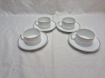 Jogo de 4 xícaras de chá em porcelana Renner Medaillon com friso prata. Medindo 8,5cm x 5cm de altura.