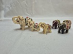 Lote de 6 enfeites de elefantes em resina. Medindo o maior 5cm de altura. Com pequenos bicados.