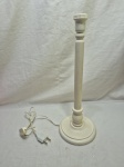 Pé de abajur em madeira branca. Medindo 16cm de base x 44cm de altura.