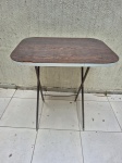 Mesa auxiliar em madeira revestida em formica. Medindo 80cm x 60cm x 80cm de altura x 100cm fechada, necessita de reparos.