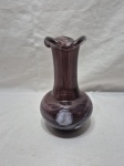Belo vaso solifleur em vidro no estilo murano nas cores roxo e branco, peça assinada "Glass Studio". Medindo 11cm de bojo x 19cm de altura.