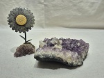 Lote de drusa em ametista e enfeite na forma de girassol em pedra. Medindo a drusa 18cm x 17cm x 5,5cm de altura, com restauro.
