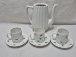 Lote de bule sem tampa e 3 xícaras de café em porcelana. Medindo a xicara 5cm x 5cm.