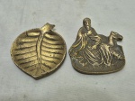 Lote de cinzeiro na forma de folha e enfeite de andarilho em bronze. Medindo o maior 11cm x 10cm.