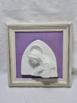 Linda imagem de Nossa Senhora em madeira emoldurada. Medindo 26cm x 26cm.