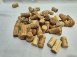 Lote de 45 rolhas em cortiça, para coleção e artesanato.