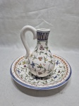 Lindo gomil, jarra com bacia em cerâmica pintada à mão. Medindo 19cm x 4cm de altura. Com leve bicado.