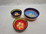 Jogo de bowl com 2 cumbucas em cerâmica pintada. Medindo o maior 12,5cm x 6,5cm de altura.