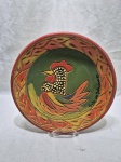 Lindo prato decorativo em cerâmica pintada à mão, Porta de Galinhas - PE, assinado. Medindo 27cm de diâmetro.