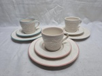 Jogo de 3 trios de chá com bolo em porcelana Oxford trabalhado com relevo e friso colorido. Medindo 8,5cm x 7,5cm de altura.