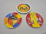 Jogo de 3 pratos decorativos em porcelana colorida. Medindo o maior 13cm de diâmetro.