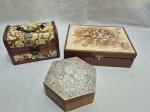 Lote de 3 caixas decorativas em madeira. Medindo a maior 21cm x 16cm x 6cm de altura.