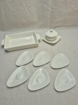 Lote diverso em porcelana branca, sendo 6 descansos de copo, açucareiro e travessa. Medindo a travessa 21cm x 15cm x 4cm de altura.