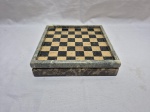 Jogo de dama, xadrez com tabuleiro e peças em pedra, completo. Medindo 18,5cm x 18,5cm x 4cm de altura.