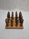Antigo brinquedo educativo, jogo de tabuleiro 3D em madeira. Medindo 15,5cm x 15,5cm x 10cm de altura.