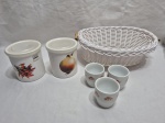 Lote diverso, composto de pãozeira em plástico duro, potiches e 3 copinhos em porcelana. Medindo a cesta 28cm x 24cm x 9cm de altura.