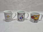 Lote de 3 canecas diversas para coleção em porcelana. Medindo a maior 7,5cm de altura.
