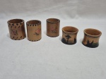 Lote de 5 argolas de guardanapos em madeira trabalhada. Medindo o maior 5cm x 4cm.