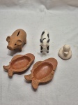Lote de 3 miniaturas de animais e 2 cinzeiros na forma de peixe em barro. Medindo o maior 7cm de altura.