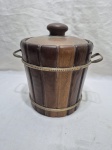 Balde de gelo vintage em madeira com acabamento em metal. Medindo 19cm x 19cm de altura.