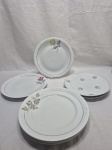 Jogo de 7 pratos rasos de mesa em porcelana, modelos diversos. Medindo o maior 26,5cm de diâmetro.