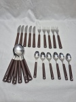 Parte de faqueiro com 22 peças em aço inox Hercules com cabo de plástico. Composto de 5 garfos de mesa, 5 facas de mesa, 6 colheres de sopa e 6 colheres de chá.