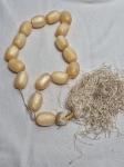 Antigo colar Tibetano com 16 bolas em resina perolada. Medindo 57cm de comprimento total x 3,5cm de comprimento cada bola.