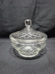 Linda compoteira redonda com tampa em cristal lapidado. Medindo 17cm x 8cm de altura. Leve bicado.