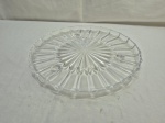 Lindo prato de bolo em demicristal moldado. Medindo 31,5cm de diâmetro.