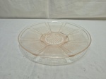 Lindo prato de bolo em vidro salmão moldado com detalhes jateado. Medindo 26,5cm de diâmetro. Com leve batida na base.