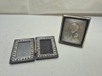 Lote de placa com imagem de Nossa Senhora com menino Jesus e porta retrato duplo em madeira de jacarandá com acabamento em prata de lei. Medindo o maior 9cm x 8cm.