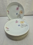 Jogo de 6 pratos rasos de mesa em porcelana Real, floral com friso ouro. Medindo 25,5cm de diâmetro.