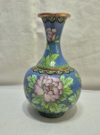 Vaso chinês em cloisonné sobre cobre, decorado com peônias e folhagens em esmaltes policromados sobre fundo azul, interior e base em esmalte azul, produção chinesa do século XX, em bom estado geral. Medindo 18,5cm de altura.