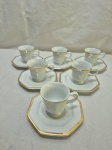 Jogo de 6 xícaras de café em porcelana Schmidt facetada com friso ouro. Medindo 5,5cm x 5,5cm de altura.