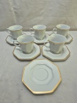 Jogo de 5 xícaras de chá em porcelana Schmidt facetada com friso ouro. Medindo 8,5cm x 8cm de altura.