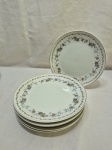 Jogo de 6 pratos de sobremesa em porcelana decorada com flores. Medindo 19cm de diâmetro.