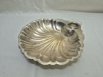 Linda petisqueira em prata 90 Old English na forma de concha e porta pasta em vidro incolor. Medindo 27cm x 4cm de altura. Com desgaste.