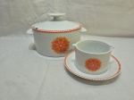 Sopeira e molheira em porcelana Renner Medaillon laranja. Medindo a sopeira 21cm x 10cm de altura; molheira 10cm x 8,5cm de altura.