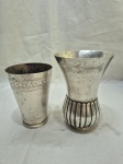 Lote de 2 vasos floreiras em prata 90 cinzelada. Medindo o maior 11,5cm x 16cm de altura.