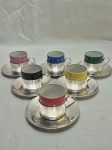 Jogo de 6 xícaras de café em porcelana colorida com pires e suporte em prata 90. Medindo 5cm x 5cm de altura.