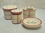 Toucador com 4 peças em porcelana estampada. Medindo o maior 11,5cm x 8cm x 9cm de altura.