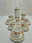 Jogo de servir café com 9 peças em porcelana Steatita flor laranja. Medindo o bule 16,5cm de altura.