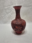 Lindo vaso floreira em lacca oriental vermelha trabalhada com relevos. Medindo 19cm de altura. Com leve mossa.