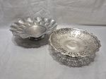 Lote de 2 fruteiras redondas em prata 90 rendada. Medindo a maior 30cm x 9cm de altura.